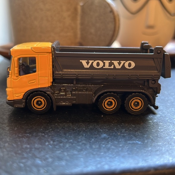 Volvo Dump Truck - Picture 4 of 8